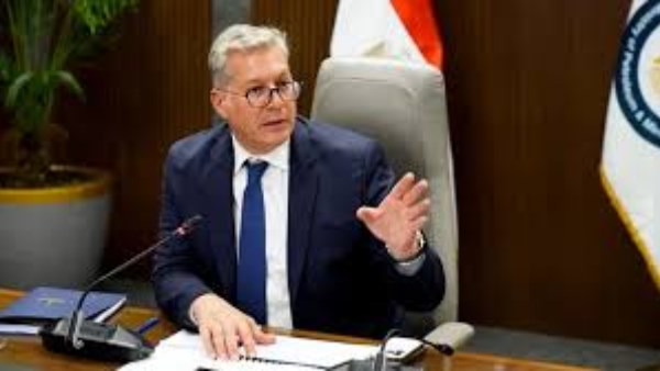 تهنئة وزير البترول لوزير العمل بمناسبة إعادة انتخاب مصر رئيسًا لمنظمة العمل العربية