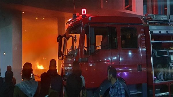 جهات التحقيق تتفقد موقع حريق مطعم لذيذ في المحلة