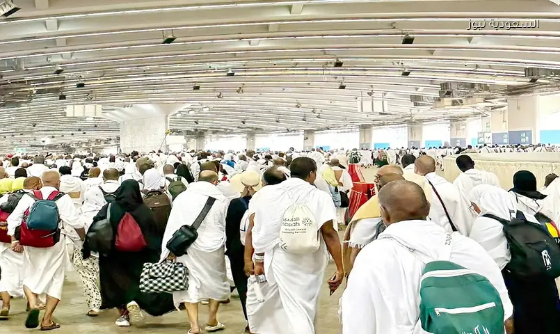الحجاج يتوافدون إلى منشأة الجمرات لرمي جمرة العقبة في يوم النحر
