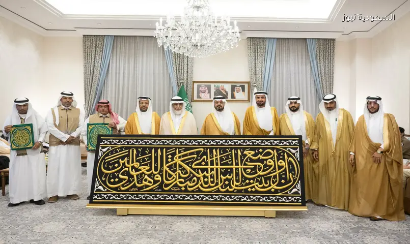 نائب أمير مكة يسلم كسوة الكعبة المشرفة لولاة بيت الله الحرام